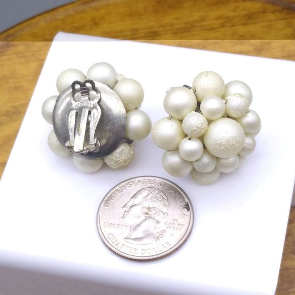 Vintage Bead Cluster Earrings, Classic White Floral Clip Ons from Mid Century - Picture 4 of 4